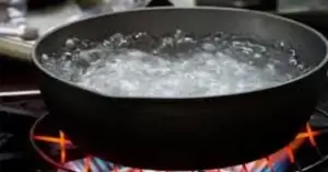 পাদের গন্ধ দূর করার উপায়? ধাপ-১-পানি ফুটানো